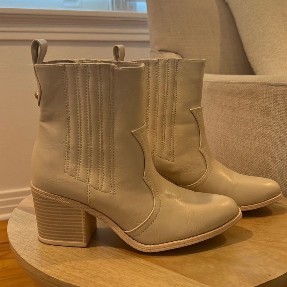 Cream cowgirl boots size 6.5